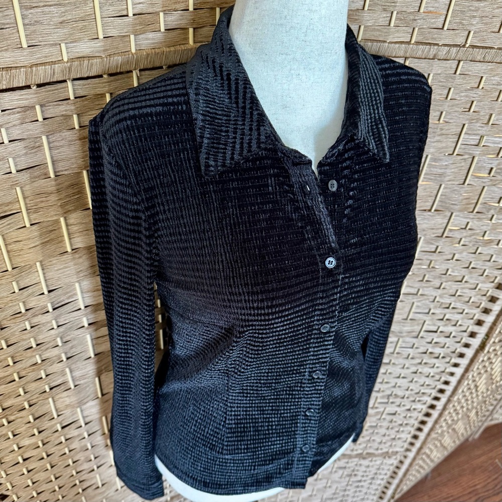 NWT black on black velvet Sanctuary button front top L - Picture 3 of 11